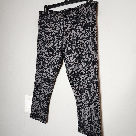 Zumba cropped leggings.  Size medium - Picture 11 of 16